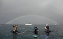 海の上で見れる虹のアーチ