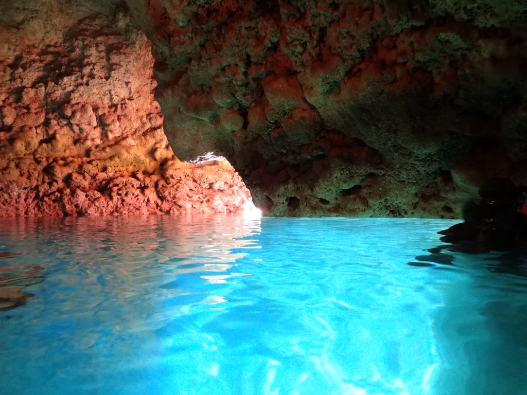 青の洞窟の青さは時間帯によって変化する 沖縄青の洞窟 ダイビングはs E P マリンクラブ